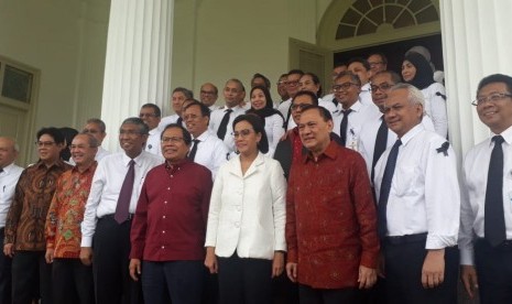 Mantan menteri keuangan Rizal Ramli dan Agus Martowardojo berfoto bersama Menteri Keuangan Sri Mulyani Indrawati dalam perayaan Hari Oeang ke-72 di kantor Kementerian Keuangan, Jakarta pada Selasa (30/10). 