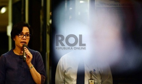 Mantan Menteri Keuangan Sri Mulyani memberikan keterangan pers usai diperiksa oleh penyidik Polri di kantor Kemenkeu, Jakarta, Senin (8/6) malam.(Republika/Yasin Habibi)