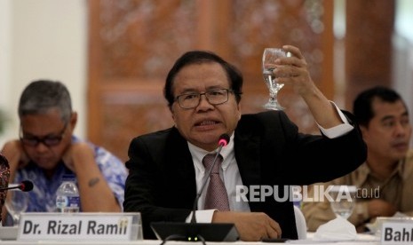 Mantan Menteri Koordinator Perekonomian Rizal Ramli saat menghadiri acara Round Table Discussion yang dilaksanakan di Gedung Nusantara IV, Jakarta, Selasa (23/5).