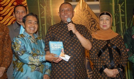 Mantan Menteri Koperasi dan UKM Adi Sasono (tengah) dengan didampingi istrinya Mala Maria Adi Sasono (dua kanan) memberikan kata sambutan saat perayaan hari kelahirannya yang ke-70 serta peluncurkan buku 