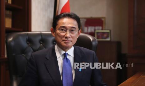  Mantan Menteri Luar Negeri Jepang Fumio Kishida berpose untuk foto potret setelah konferensi persnya di markas besar Partai Demokrat Liberal setelah ia terpilih sebagai presiden partai di Tokyo Rabu, 29 September 2021. 