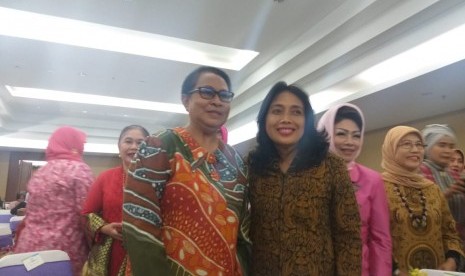 Mantan Menteri Pemberdayaan Perempuan dan Perlindungan Anak (PPPA) Yohana Yembise berfoto bersama Menteri PPPA I Gusti Ayu Bintang Darmavati jelang serah terima jabatan di gedung Kemen PPPA, Jakarta Pusat, Kamis (24/10).