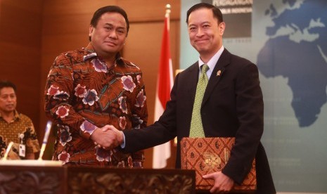 Mantan Menteri Perdagangan Rachmat Gobel (kiri) berjabat tangan dengan Menteri Perdagangan Thomas Lembong (kanan) usai serah terima jabatan di Kantor Kementerian Perdagangan, Jakarta, Rabu (12/8).