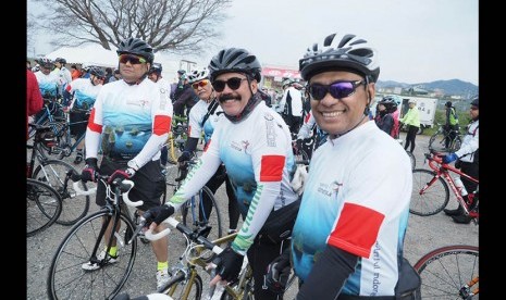  Mantan Menteri Perindustrian Saleh Husin dan Menteri Perdagangan Rachmat Gobel bersama peserta dari Indonesia yang mengikuti tur sepeda berjarak 60 km di Wakayama, Jepang, Ahad 26 Maret 2017. 