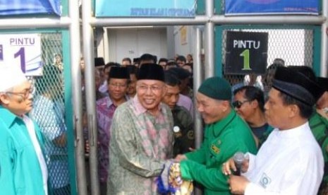 Mantan Menteri Sosial Bachtiar Chamsyah, keluar dari Rutan Cipinang setelah menjalani masa hukuman dalam kasus korupsi,Jakarta ,Jumat (25/5). 