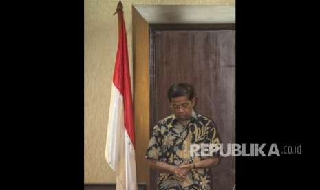 Mantan Menteri Sosial Idrus Marham menunduk ketika serah terima jabatan di Kantor Kementerian Sosial, Jakarta, Jumat (24/8).