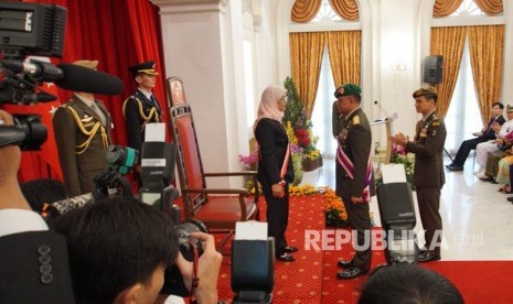 Mantan Panglima TNI Jenderal Gatot Nurmantyo menerima penghargaan Distinguished Service Order (DSO) dari Pemerintah Singapura. Penghargaan, yang dalam Bahasa Melayunya disebut 'Darjah Utama Bakti Cemerlang', diberikan langsung Presiden Singapura Halimah Yacob di Istana Presiden Singapura, Senin (5/3).