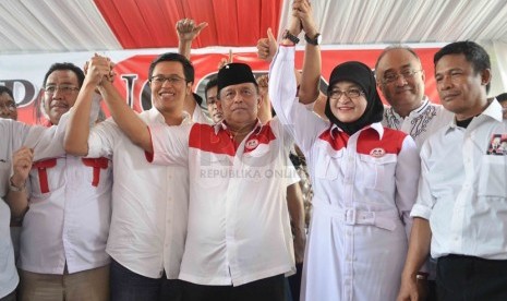   Mantan Panglima TNI, Jenderal (Purn) Djoko Santoso (tengah) bersama relawan mendeklarasikan dukungan kepada Capres Prabowo-Hatta Rajasa di Djoko Santoso Center, Jalan Diponegoro, Jakarta, Senin (2/6). (Republika/Agung Supriyanto)