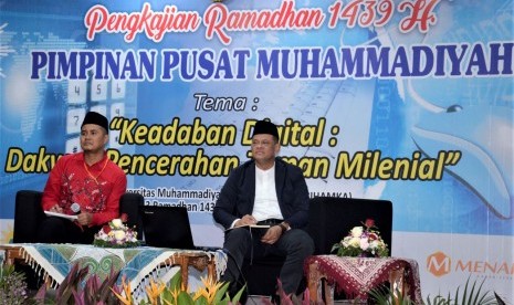 Mantan Panglima TNI Jenderal (Purn) Gatot Nurmatyo menyerukan kepada generasi milenial untuk menggunakan media sosial (medsos) secara bijak. Di hadapan ratusan peserta pengajian Ramadhan yang digelar Pimpinan Pusat (PP) Muhammadiyah di Universitas Uhamka, Pasar Rebo, Jakarta Timur, Senin (28/5), Gatot meminta pengguna medsos untuk merujuk surat Al-Hujarat Ayat 6, 11, dan 12.