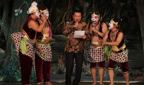 Mantan Panglima TNI Jenderal (Purn) Moeldoko bernyanyi di peringatan HUT ke-170 Wayang Orang Sriwedari di GWO Sriwedari