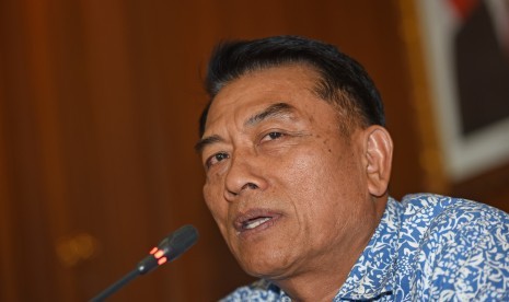 Mantan Panglima TNI Jenderal (Purn) Moeldoko memberikan keterangan usai menyerahkan berkas pendaftaran bakal calon Ketum PSSI di Jakarta, Senin (5/9).