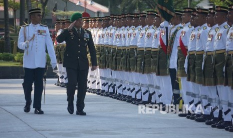 Mantan Panglima TNI Jenderal TNI Gatot Nurmantyo (kedua kiri) melakukan inspeksi pasukan barisan kehormatan (Guard Of Honor) saat kunjungan ke Markas Angkatan Tentara Malaysia di Kuala Lumpur, Malaysia, Kamis (15/2). 