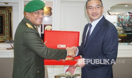 Mantan Panglima TNI Jenderal TNI Gatot Nurmantyo (kiri) bertukar cendera mata dengan Menteri Pertahanan Hishamuddin Hussein saat kunjungan ke Markas Angkatan Tentara Malaysia di Kuala Lumpur, Malaysia, Kamis (15/2). Menteri Senior Pertahanan (Menhan) Malaysia Hishammuddin Hussein terkena Covid-19. Ilustrasi.