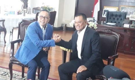 Mantan Panglima TNI, Jenderal TNI Gatot Nurmantyo menemui Ketua MPR, Zulkifli Hasan di Kompleks Parlemen Senayan, Jakarta, Selasa (8/5).