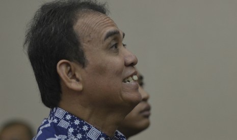 Mantan Panitera Pengadilan Negeri Jakarta Pusat Edy Nasution (kiri) menunggu di ruang tunggu sebelum sidang dengan agenda pemeriksaan saksi di Pengadilan Tipikor, Jakarta, Rabu (28/9). 