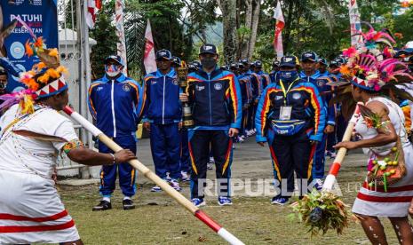 Mantan pebulu tangkis Taufik Hidayat (tengah), pesepak bola Boaz Solossa (kiri) dan mantan atlet pencak silat Lilis Karubaba (kanan) membawa api bobor PON Papua saat akan dikirab di kawasan Kantor Wali Kota Jayapura, Papua, Jumat (1/10/2021). Api PON Papua tiba di Kota Jayapura dan dikirab di pusat kota dan akan dilanjutkan menuju Kabupaten Jayapura. 