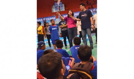 Mantan pebulutangkis Indonesia, Susi Susanti (kiri) dan Alan Budikusuma (kanan) memberikan pelatihan singkat kepada para peserta turnamen bulutangkis Sinar Dunia (SIDU) Cup Series 2013 di GOR Sudiang, Makassar, Sulsel, Jumat (18/10). Turnamen yang diikuti 