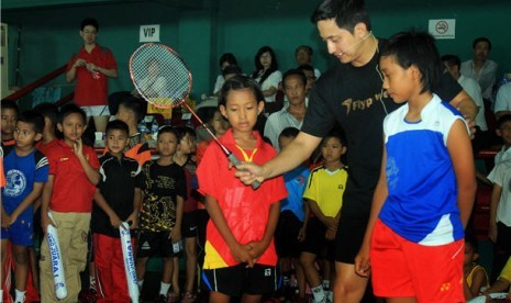 Mantan pebulutangkis nasional, Ricky Subagja (dua kanan), memberikan coaching clinic pada anak-anak. 