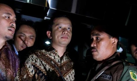 Mantan pegawai Direktorat Jenderal Pajak, Dhana Widyatmika (tengah).