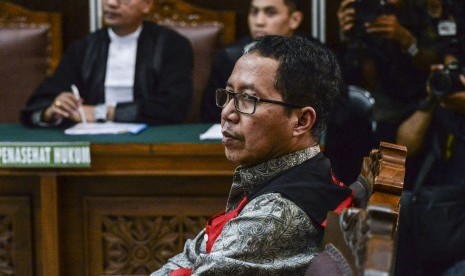 Mantan pelaksana tugas (Plt) Ketua Umum PSSI Joko Driyono mengikuti sidang perdana kasus dugaan penghilangan barang bukti pengaturan skor di Pengadilan Negeri Jakarta Selatan, Jakarta, Senin (6/5/2019).