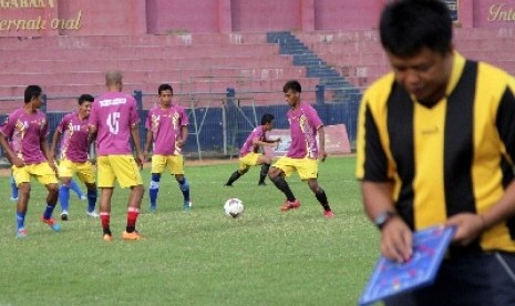 Mantan pelatih Persidafon Jayapura dan Persegres Gresik Agus Yuwono (kanan).