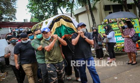 Cerita Vennard Hutabarat Dipeluk Ricky Yacobi Sebelum Wafat . Mantan pelatih Timnas sepak bola Indonesia Rahmad Darmawan (kanan) bersama kerabat dan anggota keluarga mengangkat jenazah mantan pemain Timnas sepak bola Indonesia Ricky Yacobi saat hendak disalatkan di Pondok Ranji, Kota Tangerang Selatan, Banten, Sabtu (21/11/2020). Ricky Yacobi meninggal dalam usia 57 tahun karena serangan jantung saat bermain sepak bola bersama rekannya pada Sabtu (21/11/2020) pagi. 