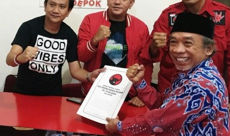 Mantan pelawak, Qomar mendaftar secara resmi menjadi Calon Wali Kota Depok (Cawalkot) ke PDIP Kota Depok, Jumat (20/9).