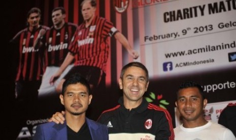  Mantan Pemain AC Milan Alessandro Costacurta (tengah) berfoto bersama pemain timnas Bambang Pamungkas (kiri) dan Firman Utina (kanan) usai konferensi pers di Jakarta, Rabu (6/2).