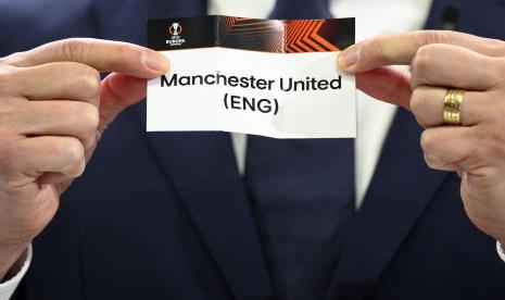  Mantan pemain Hungaria dan duta besar untuk final Liga Eropa UEFA di Budapest Zoltan Gera menunjukkan tiket klub sepak bola Inggris Manchester United selama undian babak 16 besar Liga Eropa UEFA 2022/23, di Markas Besar UEFA di Nyon, Swiss, Senin, 11 November. 2022. MU akan menghadapi Barcelona.