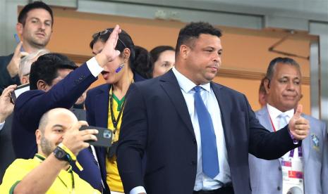  Mantan pemain internasional Brasil dan pemenang Piala Dunia 2002 Ronaldo berfoto di tribun sebelum pertandingan sepak bola putaran 16 besar Piala Dunia 2022 antara Brasil dan Korea Selatan di Stadium 974 di Doha, Qatar, Selasa (6/12/2022) dini hari WIB.