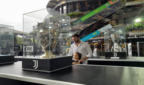 Mantan Pemain Juventus dan Persija Jakarta, Marco Motta, sedang berfoto bersama sederet trofi Juve di sela acara Juventus Village.