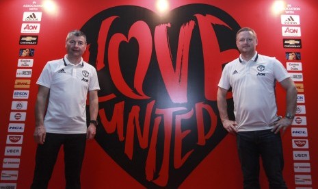 Mantan Pemain Legenda Klub Manchester United David May (kanan) dan Mantan Pemain Belakang sekaligus Duta Klub Manchester United Denis Irwin (kiri) berpose saat menghadiri acara #ILOVEUNITED di Jakarta, Minggu (19/3).