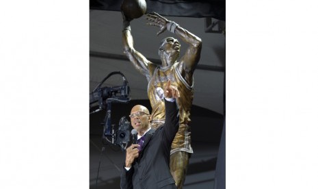  Di Masa Jaya Sebagai Atlet, Ferdinand Putuskan Jadi Mualaf. Foto: Mantan pemain Los Angeles Laker Kareem Abdul-Jabbar berpidato di depan patung dirinya di Staples Center, Los Angeles, Jumat (16/11). (AP/Mark J. Terrill)