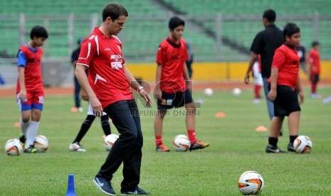    Mantan pemain Manchester United Michael Owen memberikan coaching clinic di Stadion Gelora Bung Karno, Senayan, Jakarta, Selasa (22/10).  (Republika/Prayogi)