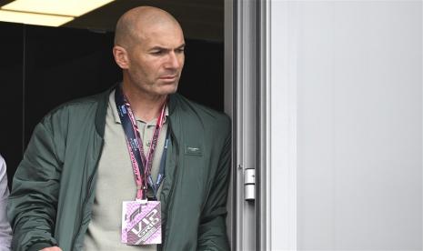  Mantan pemain sepak bola internasional Prancis dan pelatih kepala Real Madrid Zinedine Zidane menyaksikan Grand Prix Formula Satu Monaco di Circuit de Monaco di Monte Carlo, Monaco, 29 Mei 2022. 