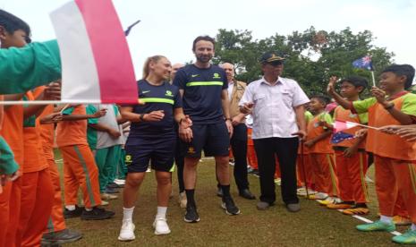 Mantan pemain timnas Australia Josh Kennedy (tengah) dan Gemma Simmon dalam acara klinik sepak bola di Perguruan Islam Al Syukro Universal Dompet Dhuafa, Ciputat, Tangerang Selatan, Selasa (10/9/2024).