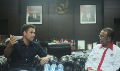 Mantan pemain timnas Inggris Michael Owen (kiri) saat berbincang dengan Sesmenpora Gatot Dewa Broto (kanan) di Kemenpora, Senin (5/2). 