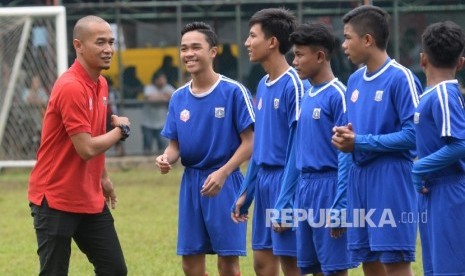 Mantan pemain timnas Kurniawan Dwi Yulianto berjabat tangan dengan para pemain dalam acara Jakarta Rusun Festival 2016 di Stadion Soemantri Brojonegoro, Kuningan, Jakarta Selatan, beberapa waktu lalu.