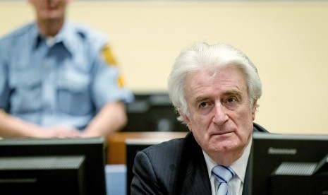 Mantan pemimpin Bosnia Radovan Karadzic duduk di ruang pengadilan saat mendengar putusan vonis di Pengadilan Kejahatan Internasional untuk Bekas Yugoslavia (ICTY) di Den Haag, Kamis, 24 Maret 2016.