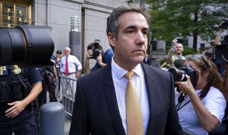 Mantan pengacara Presiden AS Donald Trump, Michael Cohen meninggalkan pengadilan federal di New York, Selasa (21/8).