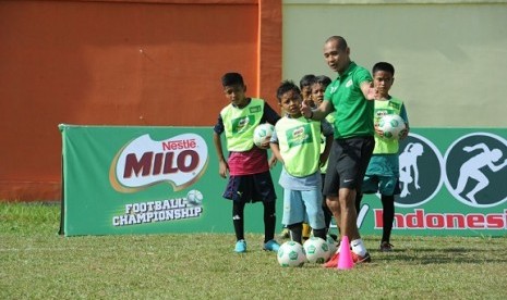 Mantan penyerang timnas Indonesia Kurniawan Dwi Yulianto memberikan pengarahan dalam acara Milo Football Clinic Day di Medan, Sabtu (31/3).