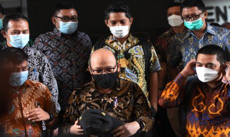 Mantan penyidik KPK Novel Baswedan (tengah) bersama sejumlah mantan pegawai KPK memberikan keterangan kepada wartawan usai mengikuti Sosialisasi Pengangkatan, Orientasi dan Pelatihan PNS Tahun 2021 di Gedung Transnational Crime Center (TNCC) Mabes Polri, Jakarta, Senin (6/12/2021). Dalam kegiatan tersebut Novel Baswedan bersama 43 mantan pegawai KPK lainnya telah mengisi surat perjanjian dan menyatakan kesediaannya menjadi ASN Polri dan akan mengikuti tes asesmen pada Selasa (7/12).