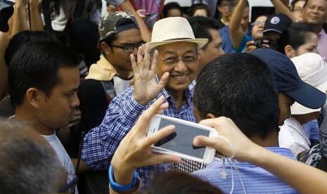 Mantan Perdana Menteri Malaysia, Mahathir Mohamad bergabung dengan anti pemerintah yang di organisasi  BERSIH (Koalisi untuk Pemilu Bebas dan Adil) reli di Kuala Lumpur, Malaysia, 30 Agustus 2015.