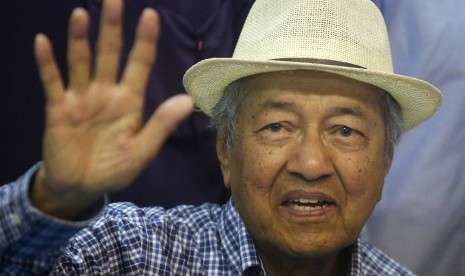 Mantan Perdana Menteri Malaysia, Mahathir Mohamad saat konferensi pers setelah ia memenuhi demonstran dari BERSIH (Koalisi untuk Pemilu Bebas dan Adil) reli di Kuala Lumpur, Malaysia, 30 Agustus 2015.