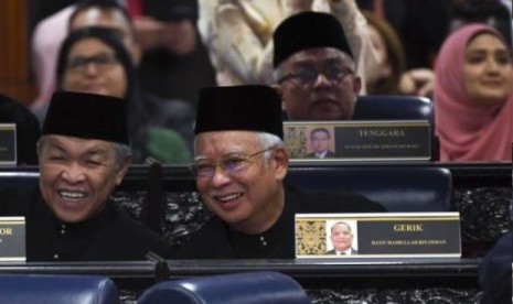 Mantan Perdana Menteri Malaysia, Najib Razak duduk di barisan anggota parlemen Barisan Nasional di acara pelantikan Ketua Parlemen Malaysia yang baru, Senin (16/7).