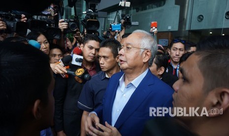 Mantan Perdana Menteri Malaysia Najib Razak memberikan keterangan kepada wartawan seusai diperiksa Suruhanjaya Pencegahan Rasuah Malaysia (SPRM) di Putrajaya, Malaysia, Selasa (22/5).