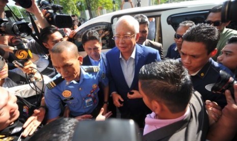 Mantan Perdana Menteri Malaysia, Najib Razak tiba di gedung MACC untuk memberikan keterangan seputar skandal kasus 1MDB.