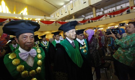 Mantan Perdana Menteri Malaysia, Tun Dr. Mahatir Mohamad (kedua kiri) memasuki ruang sidang saat acara penganugerahan gelar Doktor Honoris Causa di Universitas Muhammadiyah Yogyakarta (UMY), DI Yogyakarta, Kamis (17/3). 