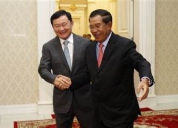 Mantan perdana menteri Thailand sekaligus buronan dalam kasus korupsi, Thaksin Shinawatra (kiri) dan pemimpin Kamboja, Hun Sen (kanan)