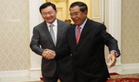 Mantan perdana menteri Thailand sekaligus buronan kasus korupsi, Thaksin Shinawatra (kiri) dan pemimpin Kamboja, Hun Sen (kanan)